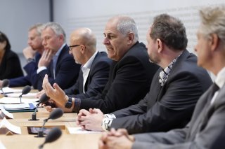 Le comité citoyen derrière l'initiative "Oui à la sécurité de l'approvisionnement médical" a lancé la récolte de signatures fin mars 2023 (archives). KEYSTONE/PETER KLAUNZER